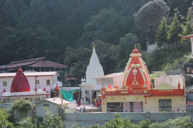 Why are celebrities drawn to spiritual places like Neem Karoli Baba’s ashram?