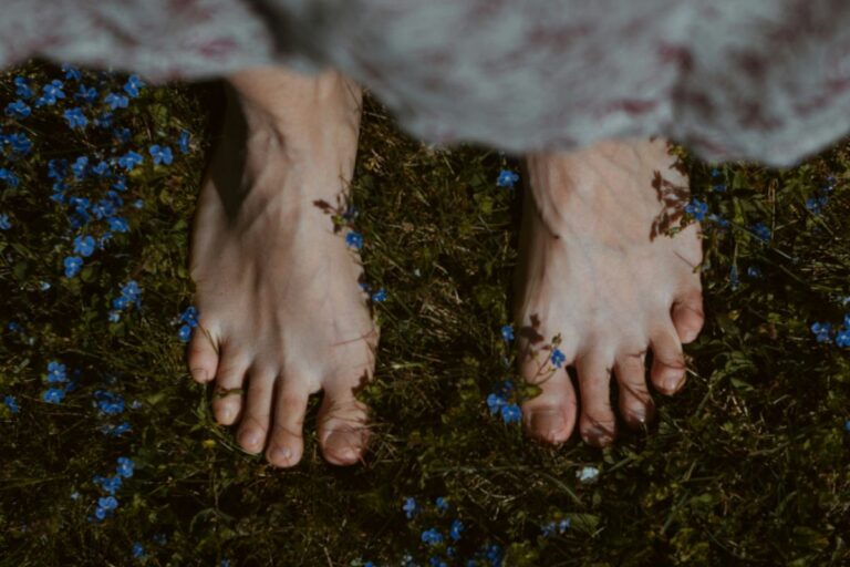 Astrological interpretation of left foot itching linked to travel, change, and inner restlessness